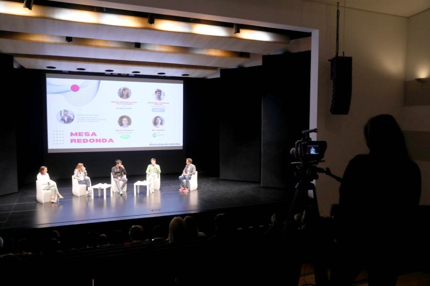 Acto Final StartUp Alcobendas - Imagen lejana del Concejal Roberto Fraile y los componentes de la mesa redonda en el escenario.