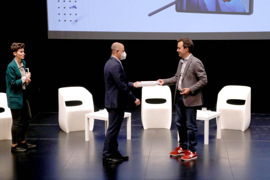 Acto Final StartUp Alcobendas -  Imagen del Concejal Roberto Fraile recibiendo a los componentes de la mesa redonda en el escenario.