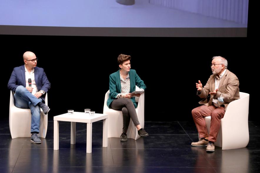 Acto Final StartUp Alcobendas - Imagen de la mesa redonda que se está desarrollando en el escenario.