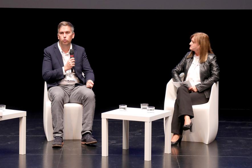 Acto Final StartUp Alcobendas - Imagen de la mesa redonda que se está desarrollando en el escenario.