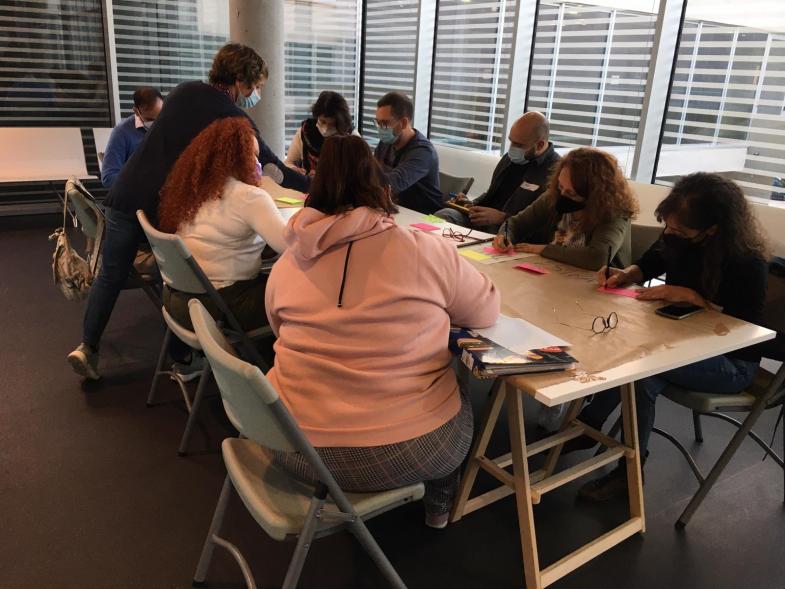 Foro AMPAS - Imagen de una mesa de trabajo.