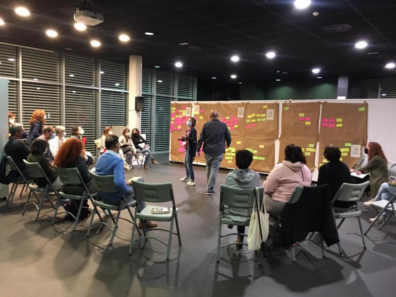 Foro AMPAS - Imagen de una mesa redonda y una persona hablando en el centro para todos.