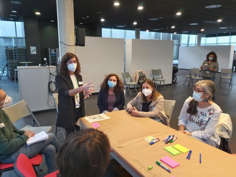 Foro AMPAS - Imagen de una mesa de trabajo que preside la concejala de educación Ana Sotos.