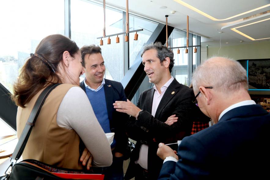   Vº Encuentro de Comercio Urbano -  Imagen del alcalde Aitor Retolaza charlando con algunos participantes del encuentro. 