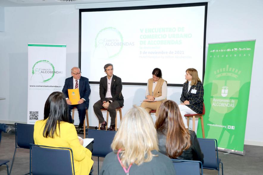 Vº Encuentro de Comercio Urbano - Imagen de un momento de una de las charlas de los encuentros.
