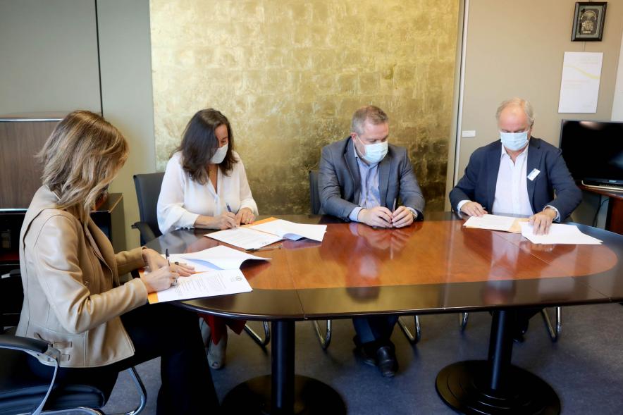 Representantes de cada una de las partes en la firma del acuerdo
