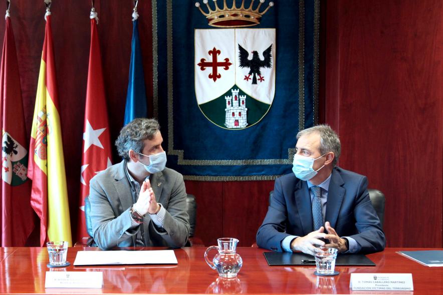 Firmantes charlan durante el encuentro