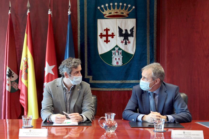 Firmantes charlan durante el encuentro