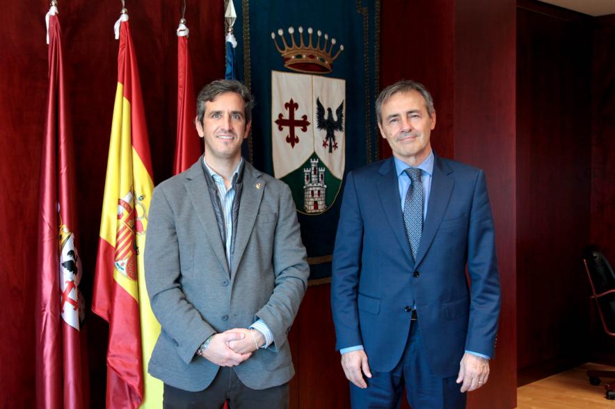 Firmantes posan tras la firma