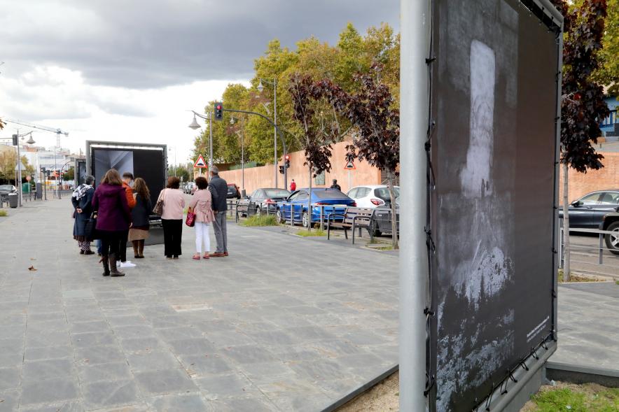 Plano lateral de una pieza de la exposición con público al fondo