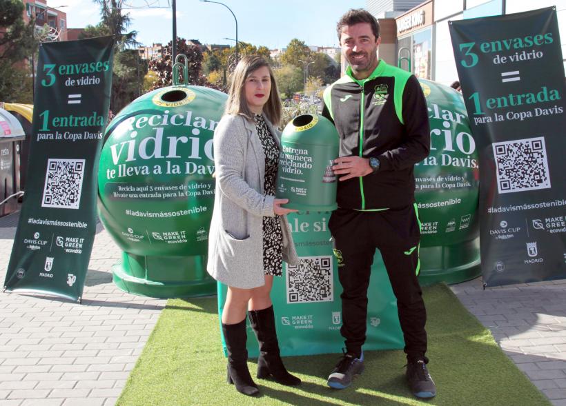 Presentación Campaña EcoVidrio - Copa Davis - Imagen posado de la concejala de deportes María Espín junta a otra persona.