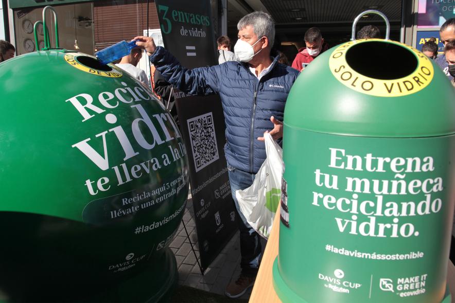  Presentación Campaña EcoVidrio - Copa Davis - Imagen de un vecino depositando el vidrio en el nuevo contenedor.