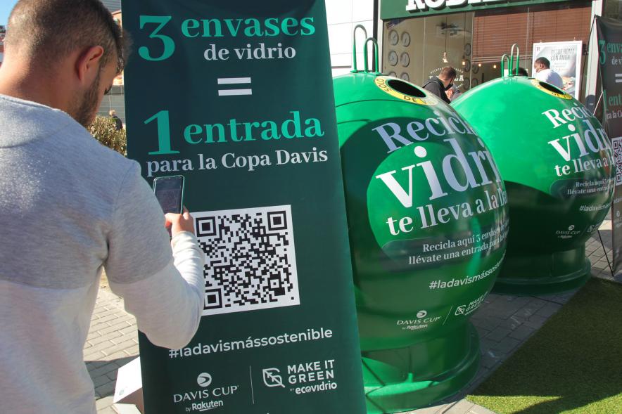 Presentación Campaña EcoVidrio - Copa Davis - Imagen de un vecino tras depositar los envases escaneando un código QR que le pedirá sus datos y, posteriormente, se le enviará su entrada por correo electrónica a través de un enlace.