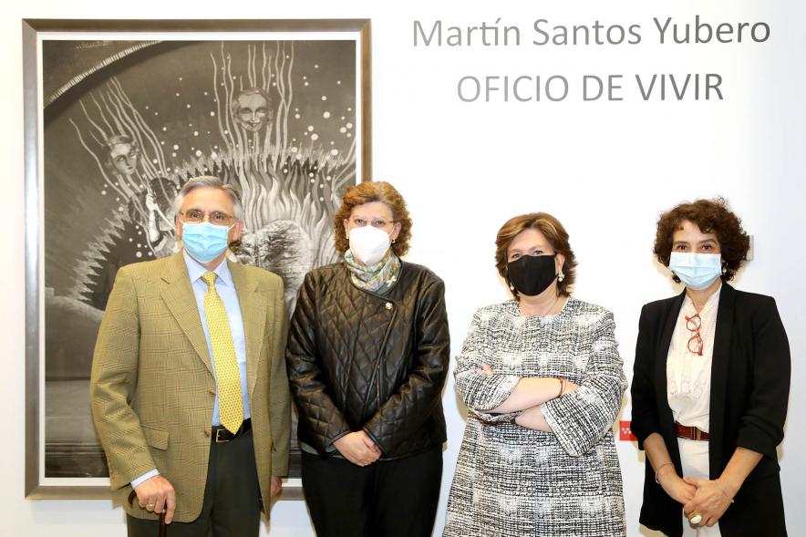 Inauguración Exposición 'Oficio de Vivir' - Imagen posado durante la inauguración de la concejala de cultura Rosario Tamayo, otras autoridades y representantes del autor Martín Santos Yubero.