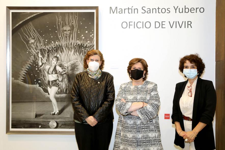   Inauguración Exposición 'Oficio de Vivir' - Imagen posado durante la inauguración de la concejala de cultura Rosario Tamayo, otras autoridades y representantes del autor Martín Santos Yubero.