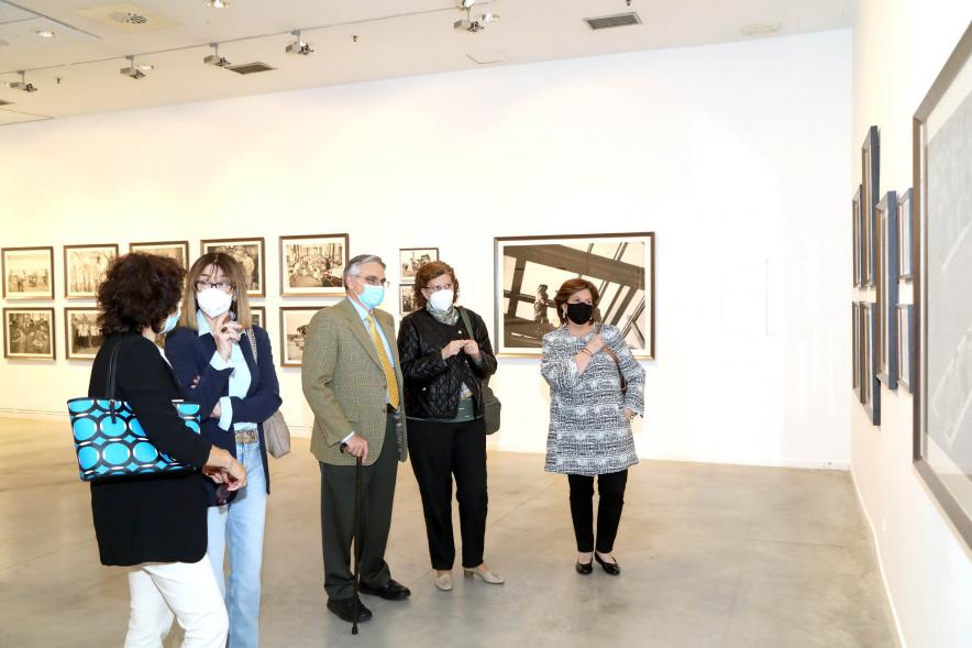   Inauguración Exposición 'Oficio de Vivir' - Imagen de la concejala de cultura Rosario Tamayo, otras autoridades y representantes del autor Martín Santos Yubero recorriendo la exposición.
