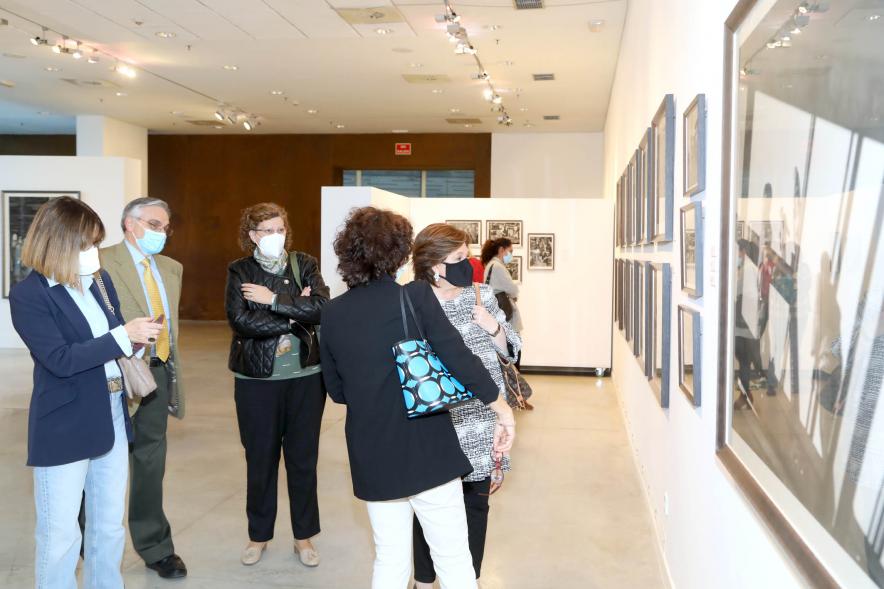   Inauguración Exposición 'Oficio de Vivir' - Imagen de la concejala de cultura Rosario Tamayo, otras autoridades y representantes del autor Martín Santos Yubero recorriendo la exposición.