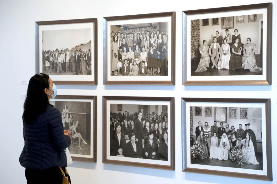  Inauguración Exposición 'Oficio de Vivir' -  Imagen de persona admirando las fotografías.