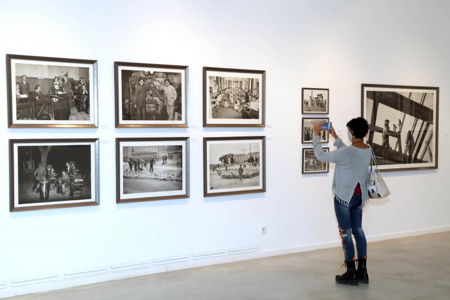 Inauguración Exposición 'Oficio de Vivir' -  Imagen de persona admirando las fotografías.