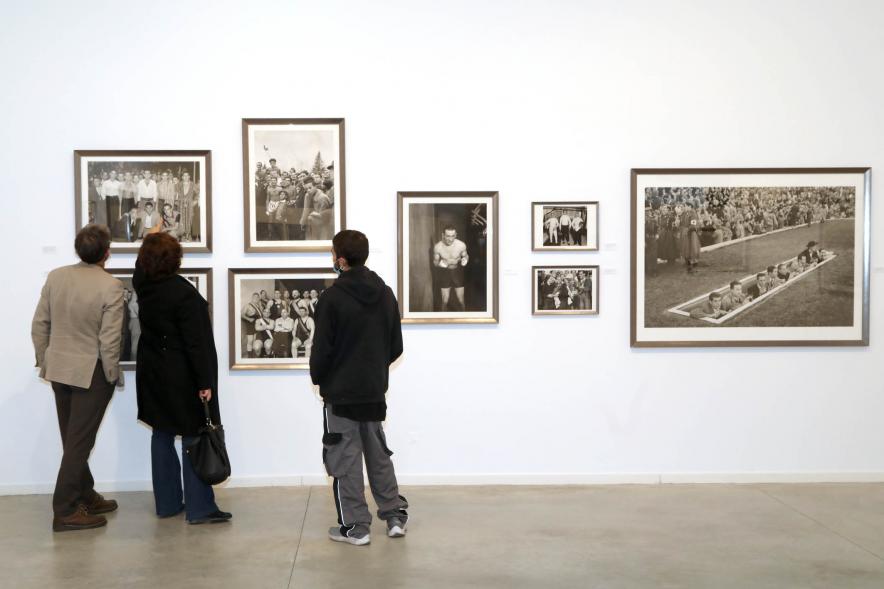 Inauguración Exposición 'Oficio de Vivir' -  Imagen de personas admirando las fotografías.