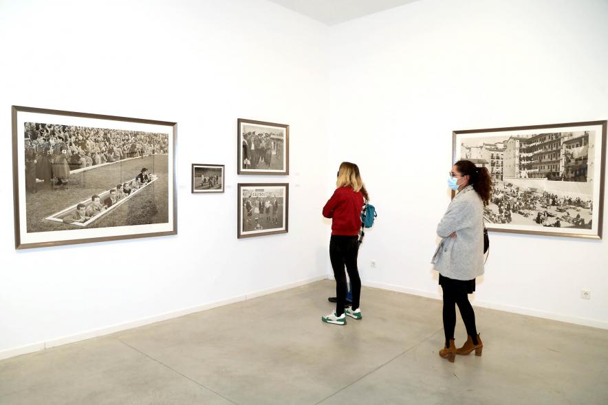  Inauguración Exposición 'Oficio de Vivir' - Imagen de personas admirando las fotografías.