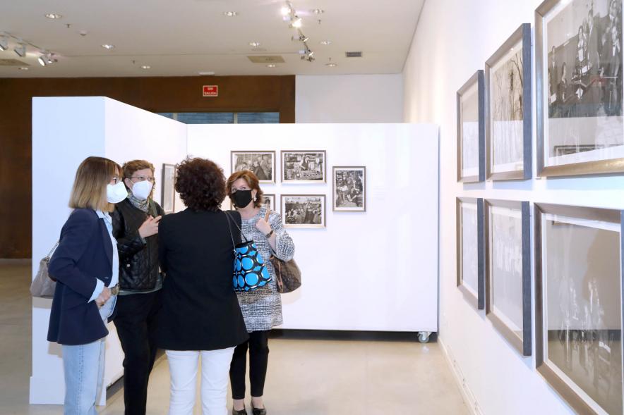  Inauguración Exposición 'Oficio de Vivir' -  Imagen de la concejala de cultura Rosario Tamayo, otras autoridades y representantes del autor Martín Santos Yubero charlando mientras recorren la exposición.