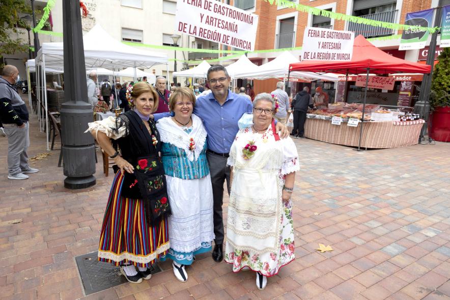  Feria Murciana en la Plaza del Pueblo -  Imagen del vicealcalde Rafael Sánchez Acera posando con mujeres ataviadas con el traje regional.