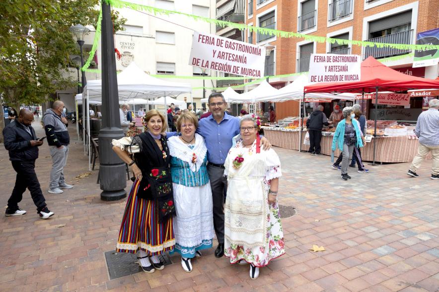  Feria Murciana en la Plaza del Pueblo - Imagen del vicealcalde Rafael Sánchez Acera posando con mujeres ataviadas con el traje regional.
