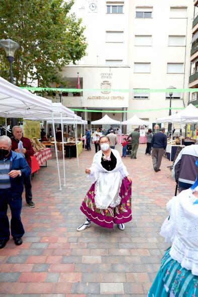 Feria Murciana en la Plaza del Pueblo - Imagen de una joven vestida con el traje regional.