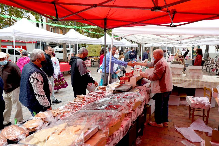 Feria Murciana en la Plaza del Pueblo - Imagen del vicealcalde Rafael Sánchez Acera recorriendo los distintos stands de la feria y saludando a las personas que trabajan en ellos.