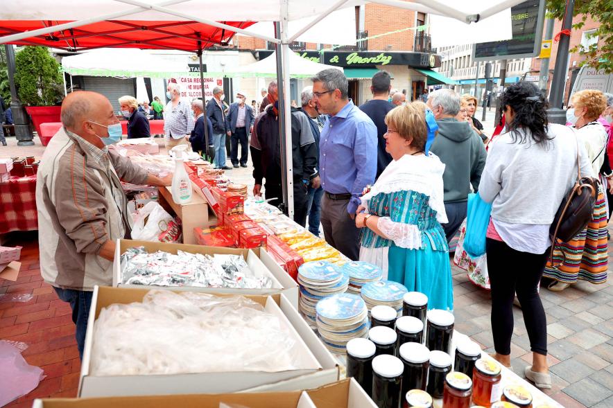 Feria Murciana en la Plaza del Pueblo - Imagen del vicealcalde Rafael Sánchez Acera recorriendo los distintos stands de la feria y saludando a las personas que trabajan en ellos.