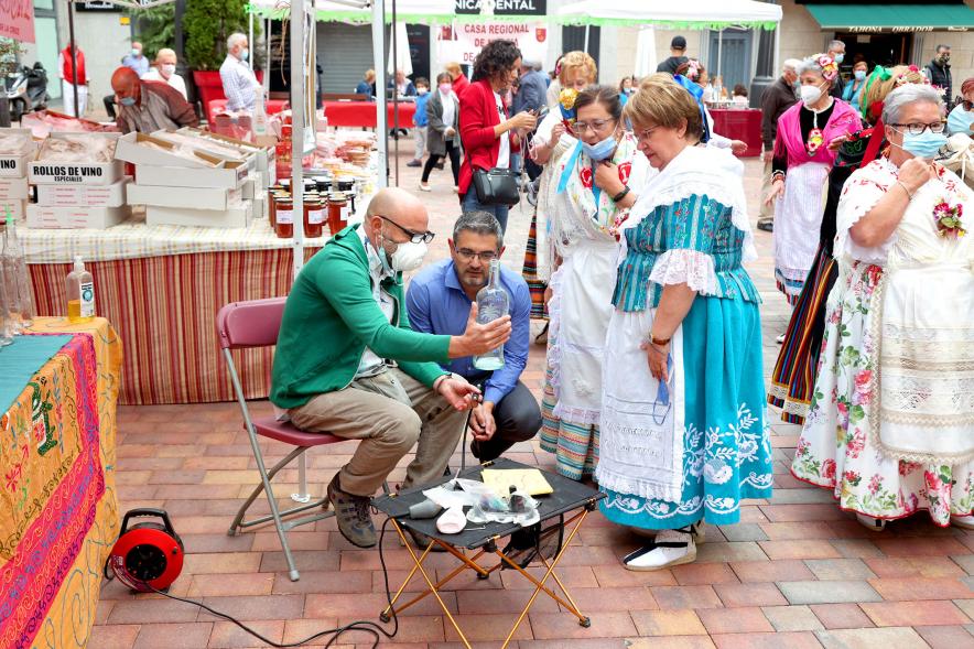 Feria Murciana en la Plaza del Pueblo -  Imagen del vicealcalde Rafael Sánchez Acera charlando con un artesano.