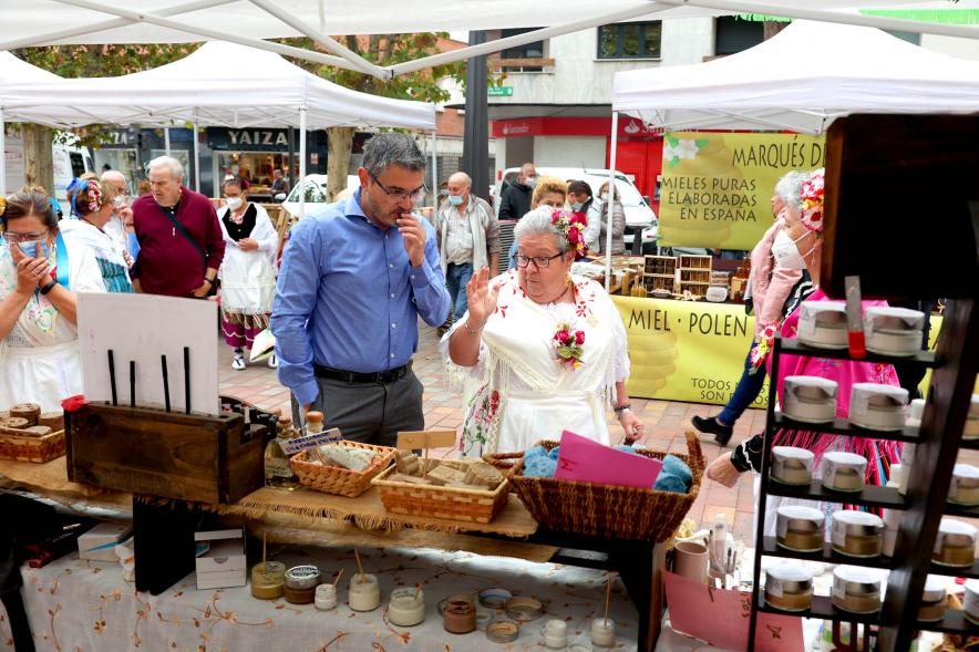   Feria Murciana en la Plaza del Pueblo - Imagen del vicealcalde Rafael Sánchez Acera recorriendo los distintos stands de la feria y saludando a las personas que trabajan en ellos.