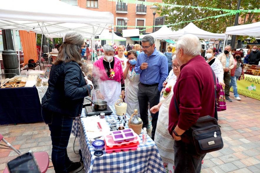  Feria Murciana en la Plaza del Pueblo - Imagen del vicealcalde Rafael Sánchez Acera recorriendo los distintos stands de la feria y saludando a las personas que trabajan en ellos.