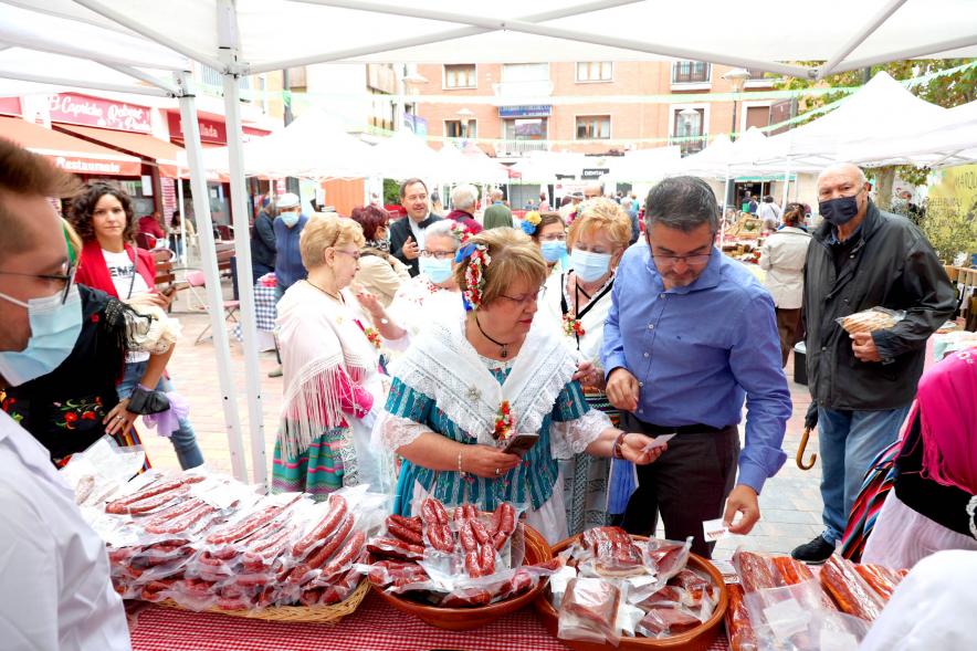  Feria Murciana en la Plaza del Pueblo -  Imagen del vicealcalde Rafael Sánchez Acera recorriendo los distintos stands de la feria y saludando a las personas que trabajan en ellos.
