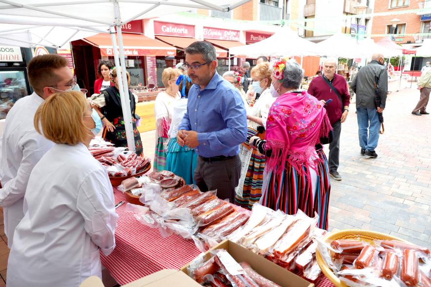 Feria Murciana en la Plaza del Pueblo - Imagen del vicealcalde Rafael Sánchez Acera recorriendo los distintos stands de la feria y saludando a las personas que trabajan en ellos.