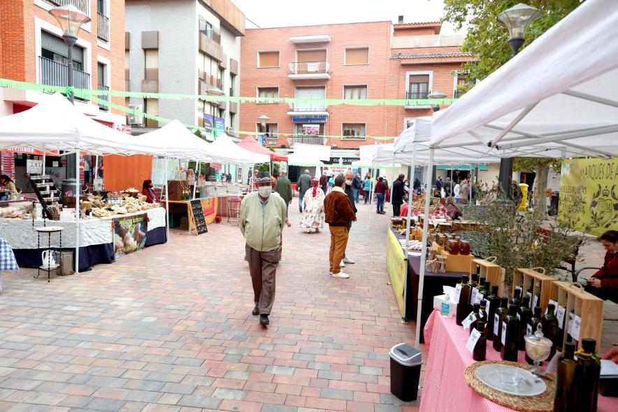 Feria Murciana en la Plaza del Pueblo - Imagen panorámica de la plaza del pueblo donde se celebra la feria.