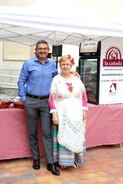  Feria Murciana en la Plaza del Pueblo - Imagen del vicealcalde Rafael Sánchez posando con una mujer vestida con el traje regional.
