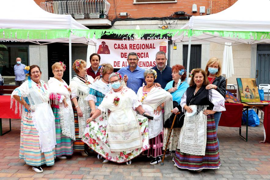 Feria Murciana en la Plaza del Pueblo -  Imagen del vicealcalde Rafael Sánchez Acera y otras autoridades posando con mujeres ataviadas con el traje regional.