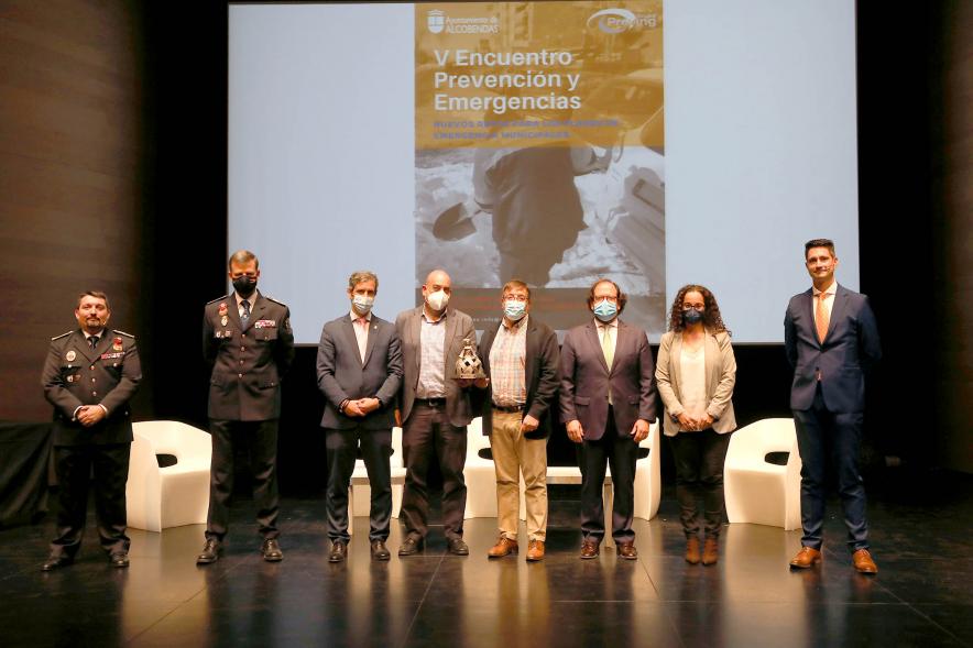  Clausura Vº Encuentro de Prevención y Emergencias Prevenemerg 2021 - Imagen del escenario del Auditorio Paco de Lucía del Centro de Arte donde vemos posando a las autoridades que han estregado los premios y los premiados.   