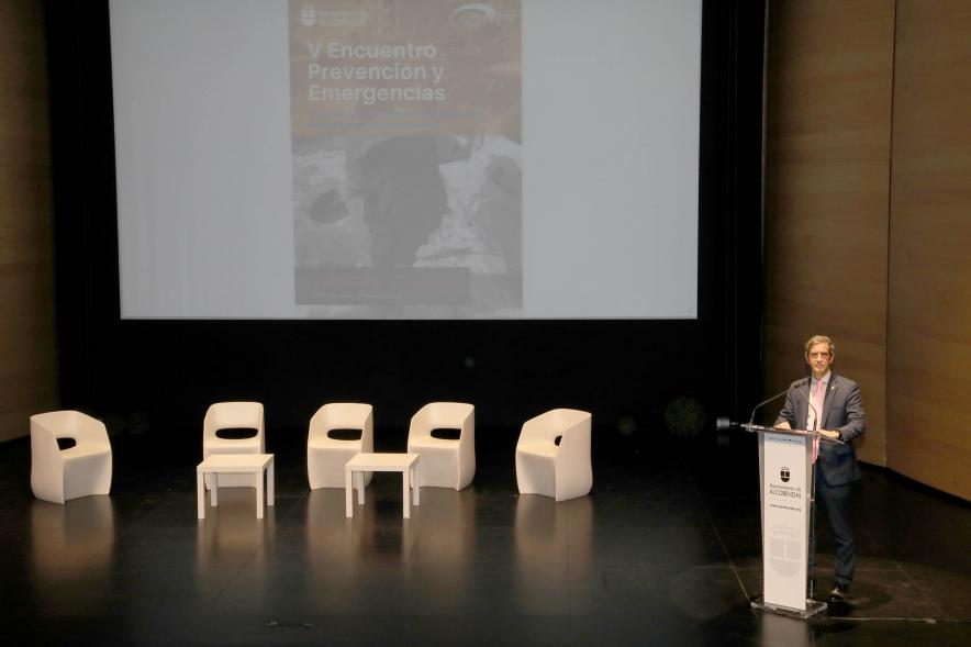  Clausura Vº Encuentro de Prevención y Emergencias Prevenemerg 2021 -  Imagen lejana de un momento de la intervención del alcalde Aitor Retolaza.