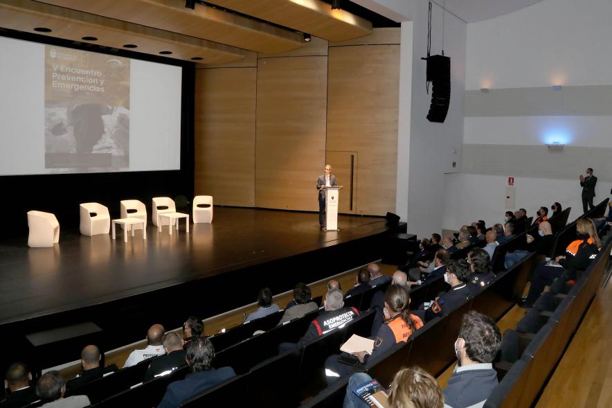 Clausura Vº Encuentro de Prevención y Emergencias Prevenemerg 2021 -  Imagen lejana de un momento de la intervención del alcalde Aitor Retolaza.