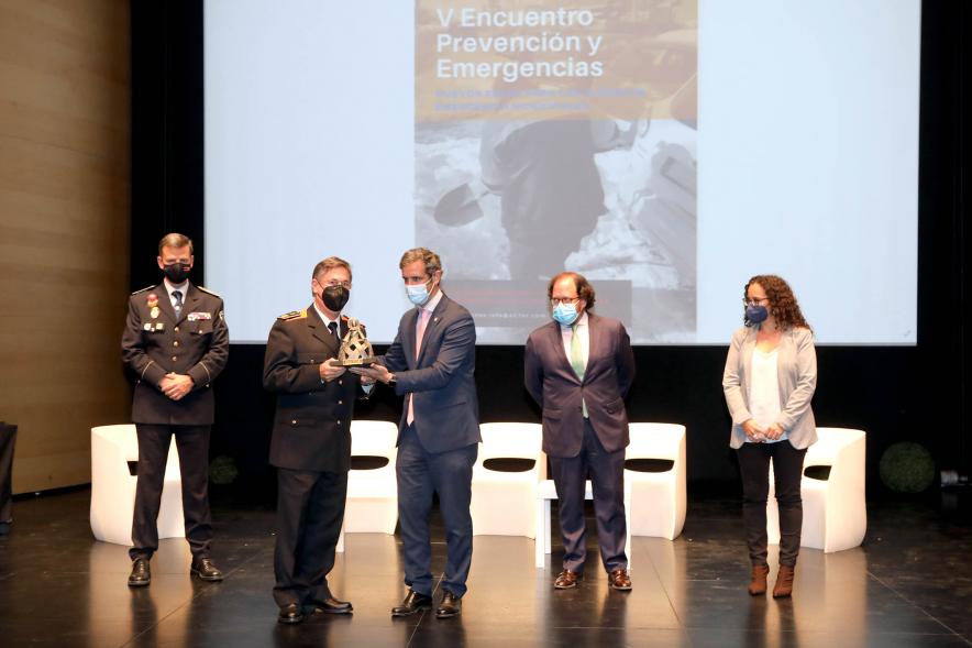 Clausura Vº Encuentro de Prevención y Emergencias Prevenemerg 2021 - Imagen del alcalde Aitor Retolaza entregando un premio a los Agentes de Policías Nacionales de la Comisaría del Cuerpo Nacional de Policía de Alcobendas-San Sebastián de los Reyes.     