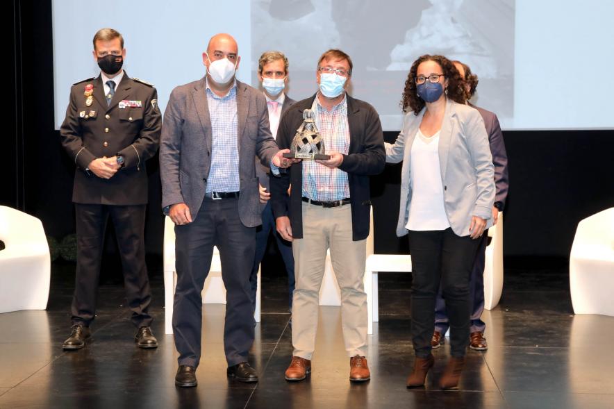  Clausura Vº Encuentro de Prevención y Emergencias Prevenemerg 2021 - Imagen de la concejala Cristina Martínez  posando con unos  galardonados.
