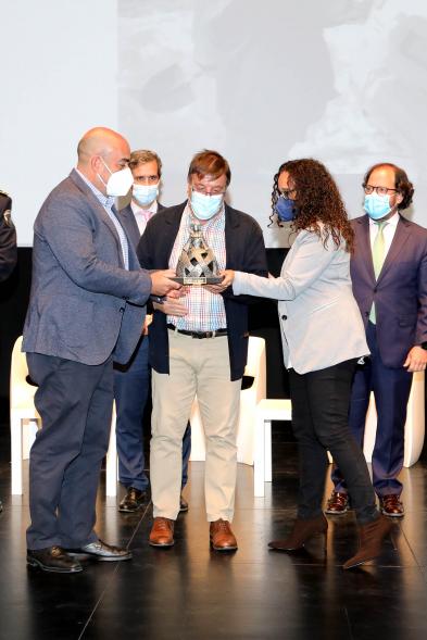  Clausura Vº Encuentro de Prevención y Emergencias Prevenemerg 2021 - Imagen de la concejala Cristina Martínez entregando un premio a unos galardonados.