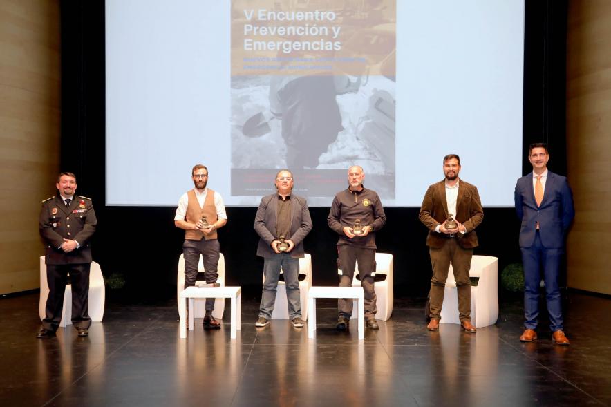  Clausura Vº Encuentro de Prevención y Emergencias Prevenemerg 2021 - Imagen del escenario del Auditorio Paco de Lucía del Centro de Arte donde vemos posando a todos los premiados.