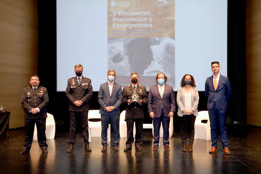 Clausura Vº Encuentro de Prevención y Emergencias Prevenemerg 2021 - Imagen de los Agentes de Policías Nacionales de la Comisaría del Cuerpo Nacional de Policía de Alcobendas-San Sebastián de los Reyes con su premio posando con las autoridades presentes en el acto.