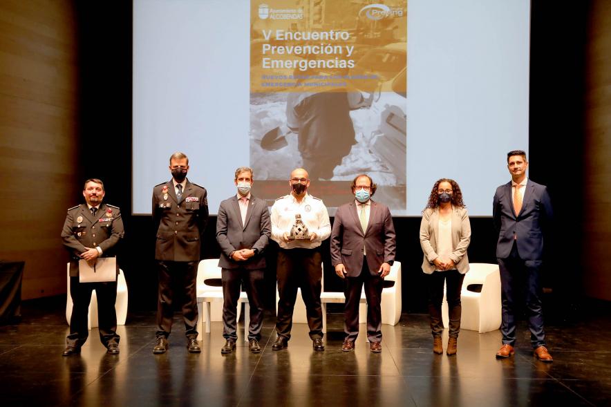   Clausura Vº Encuentro de Prevención y Emergencias Prevenemerg 2021 -  Imagen donde vemos posando a las autoridades con uno de los premiados.