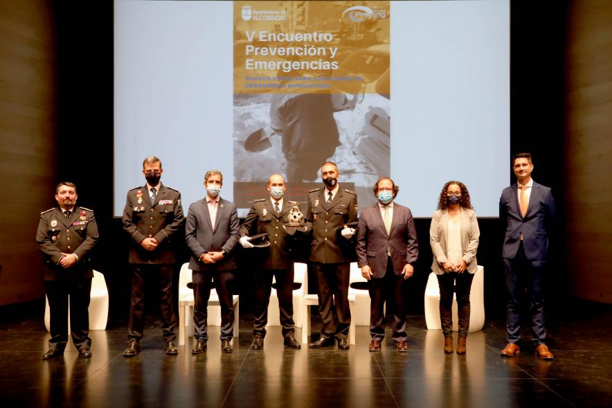  Clausura Vº Encuentro de Prevención y Emergencias Prevenemerg 2021 - Imagen donde vemos posando a las autoridades con uno de los premiados.
