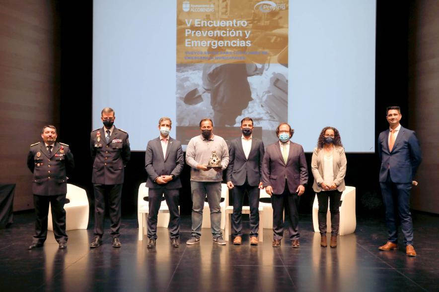  Clausura Vº Encuentro de Prevención y Emergencias Prevenemerg 2021 - Imagen donde vemos posando a las autoridades con uno de los premiados.